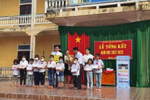 Công ty CP Châu Anh Group trao tặng 10 suất quà cho các em nhỏ khó khăn tại trường Tiểu học Diễn Kim năm học 2021 - 2022